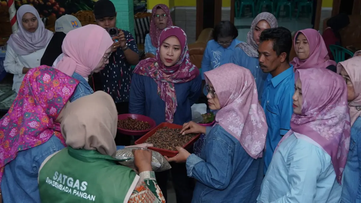 Ketua Tim Penggerak PKK Kabupaten Karanganyar Farida Rober Christanto saat melakukan kunjungan ke produksi kopi Jenawi. (Rudi Hartono/Radar Solo)