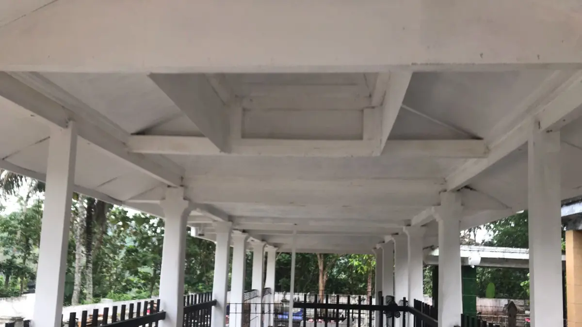 Kondisi langit- langit makam yang sempar digegerkan dengan temuan puluhan kebaya, dan telah direnovasi.