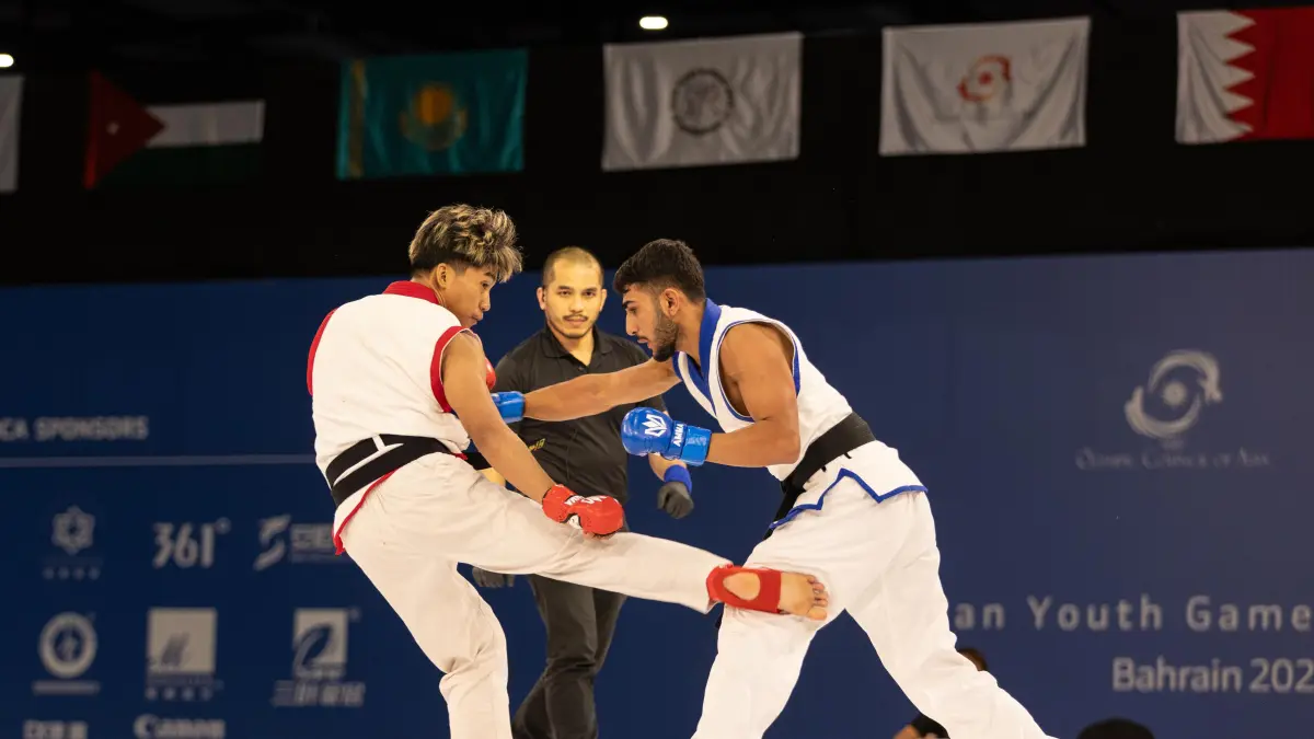 MENTAL BAJA: Gibran A. Darrow (kiri) saat mengikuti kejuaraan internasional di kompetisi MMA. (ISTIMEWA)
