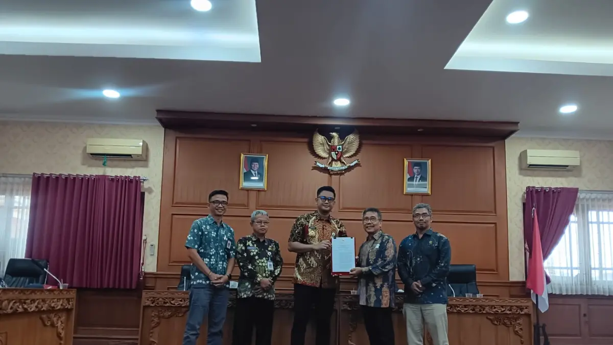 Penyerahan SK Menteri Energi dan Sumber Daya Mineral (ESDM)  tentang Penetapan Kawasan Cagar Alam Geologi (KCAG) Kabupaten Klaten di Ruang Banggar DPRD Klaten, Jumat (7/8/2026). (Angga Purenda/Radar Solo)