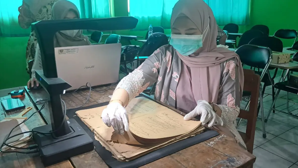 Proses Digitalisasi Naskah Kuno Di Andong Boyolali (Abdul Khofid/Radar Solo)