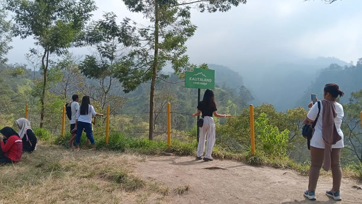 Wisatawan saat menikmati udara segar dan keindahan panorama Gunung Merapi di Ekowisata Kalitalang, Klaten, Minggu (2/8/2026) (Angga Purenda/Radar Solo)