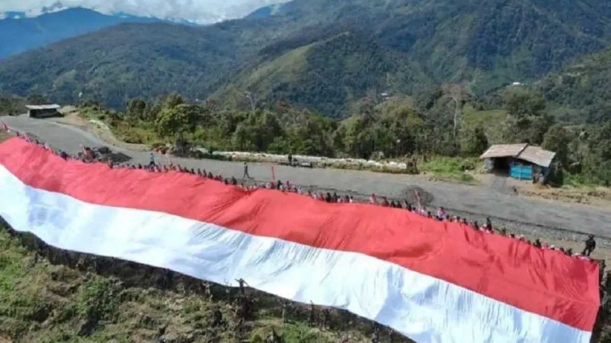 Bendera Merah Putih sepanjang 100 meter dibentangkan di Mamba (Pinterest)