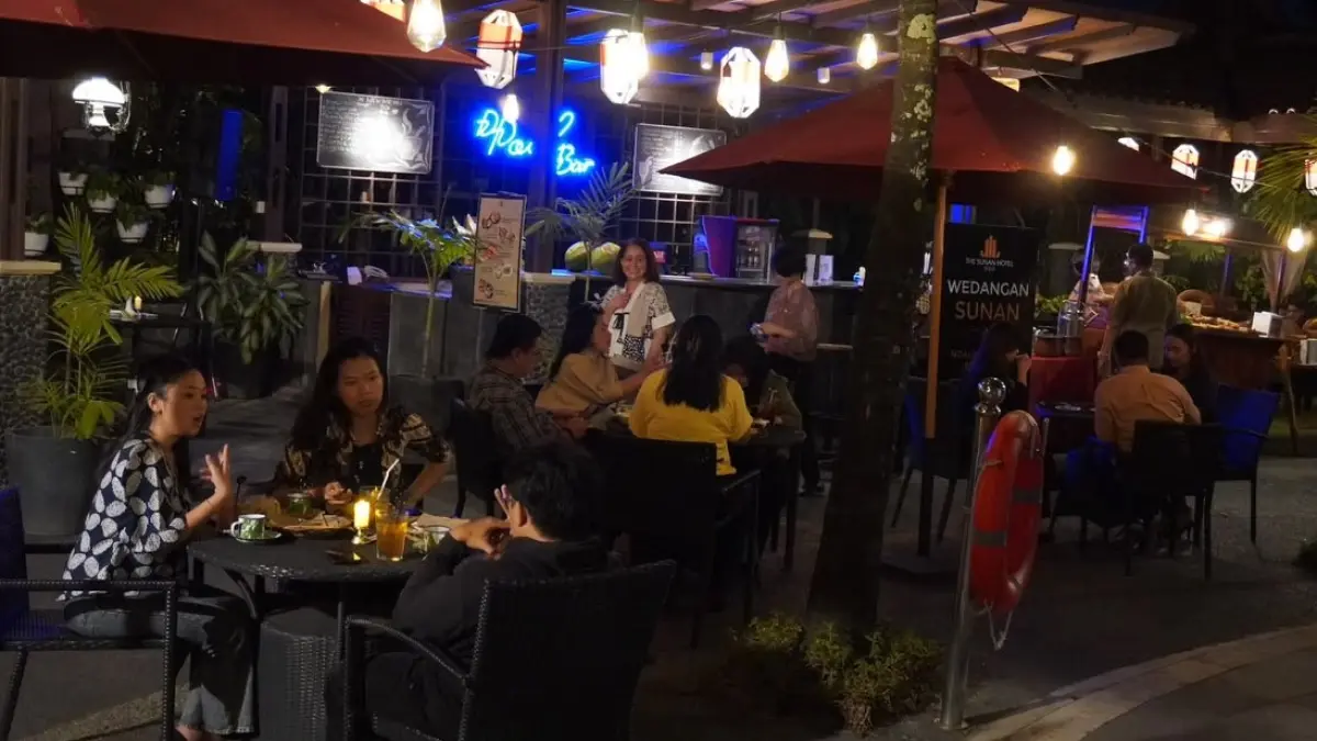 Berlokasi di area kolam renang The Sunan Hotel Solo, Wedangan Sunan menawarkan suasana outdoor yang nyaman dan berbeda. (DOK.THE SUNAN HOTEL SOLO)