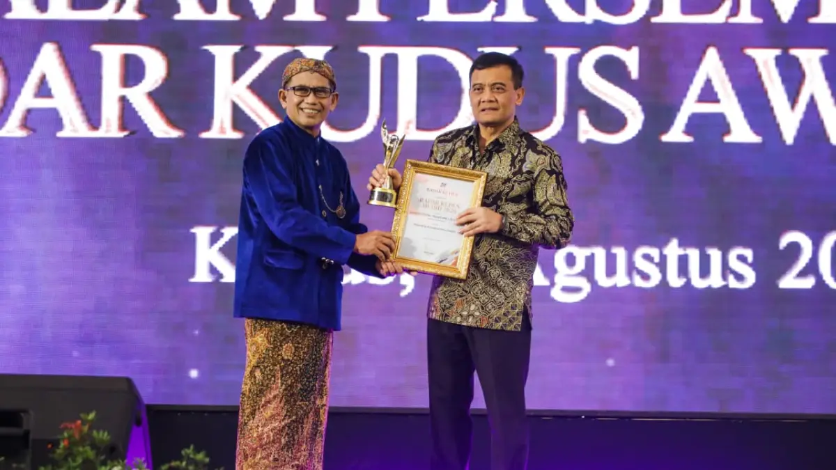 Gubernur Jateng Ahmad Luthfi menerima penghargaan kategori Special Achievement Award dalam ajang penganugerahan Radar Kudus Award 2026 yang diserahkan Direktur Jawa Pos Radar Kudus Baehaqi di Kabupaten Kudus, Jumat (7/8/2026). (DOK.PEMPROV JATENG)
