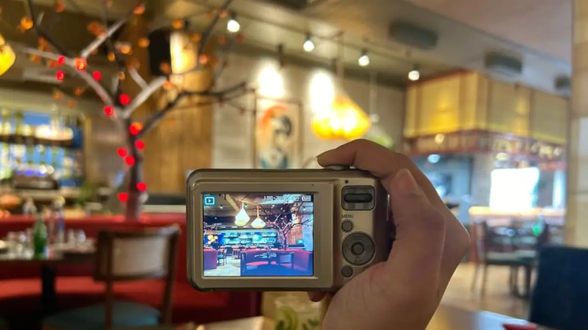 Kamera digital jadul kembali diminati Gen Z karena menawarkan hasil foto retro yang khas dan bernuansa nostalgia Y2K. 