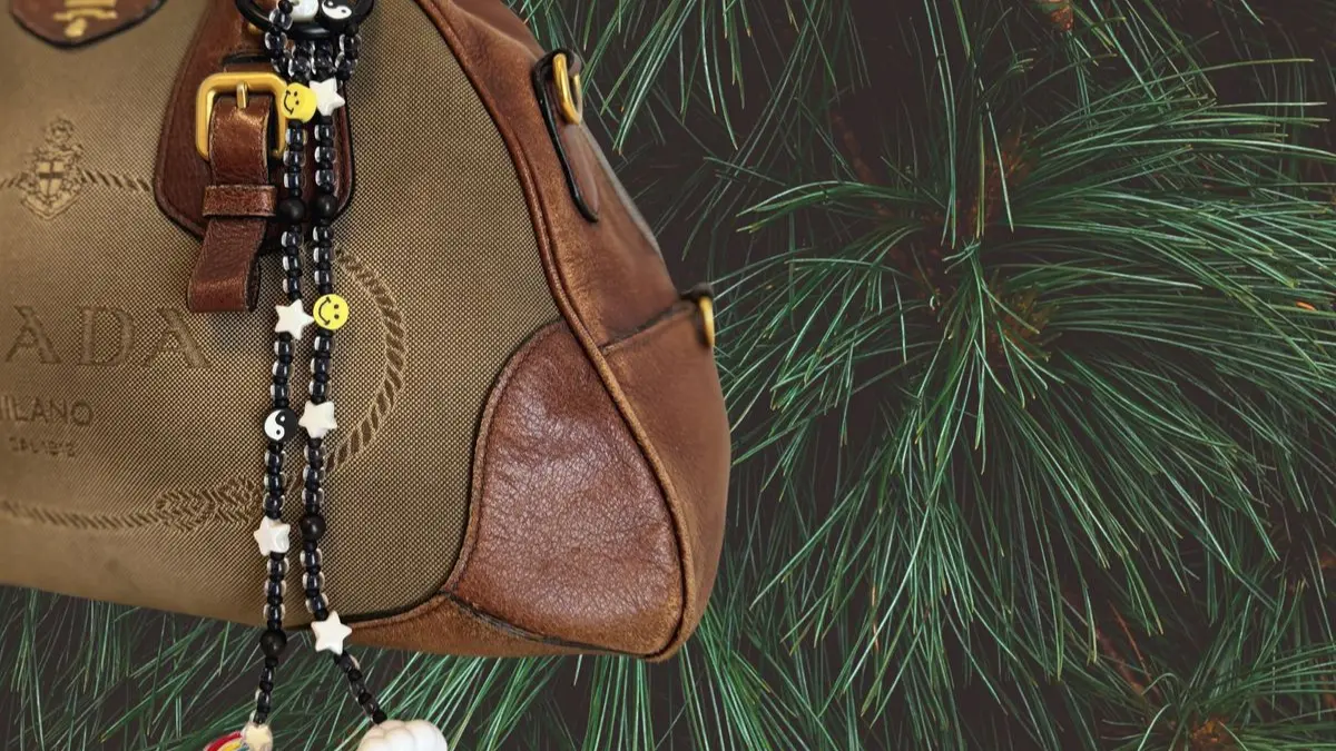 Penggunaan bag charm pada tas kini menjadi tren kepribadian dan gaya bagi anak muda.