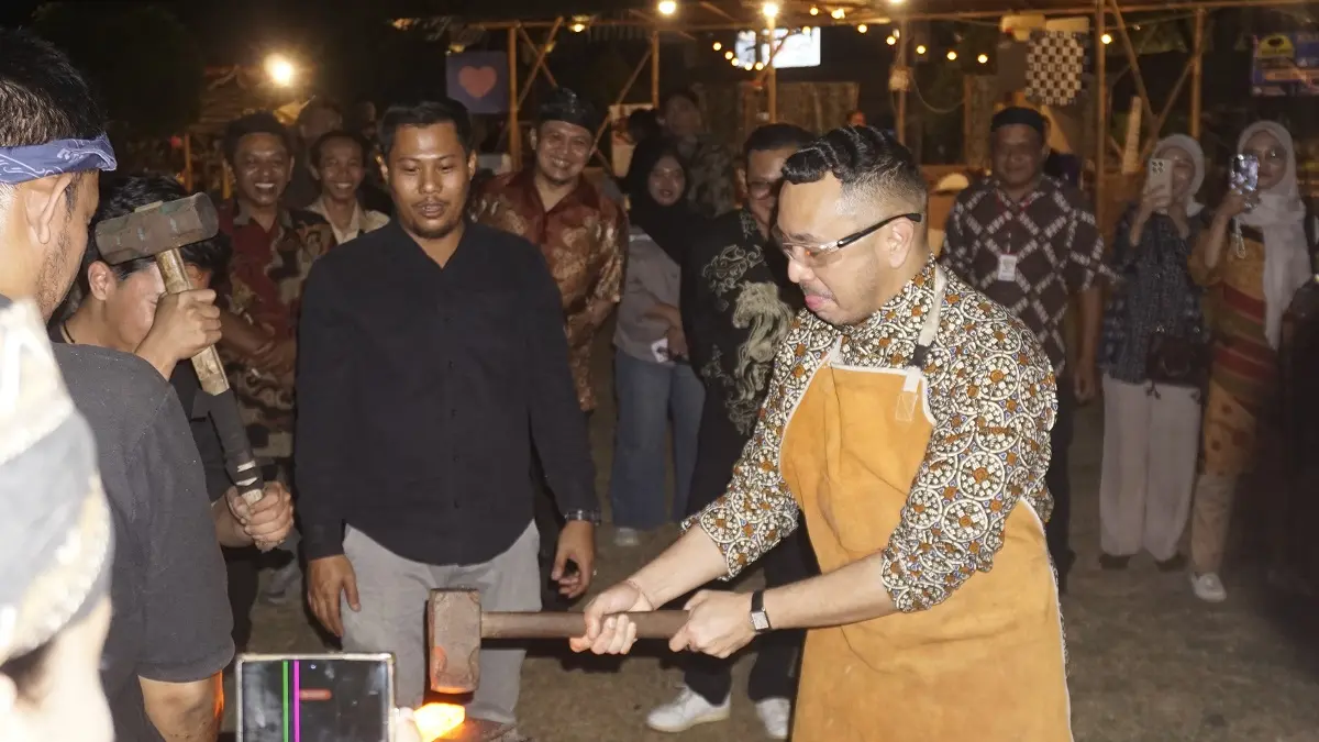 Wakil Menteri Kebudayaan Giring Ganesha ikut menempa bahan keris dalam gelaran Emparty Art Fest 2026 Taman Budaya Jawa Tengah (TBJT) belum lama ini. (DOK.ISI SURAKARTA)