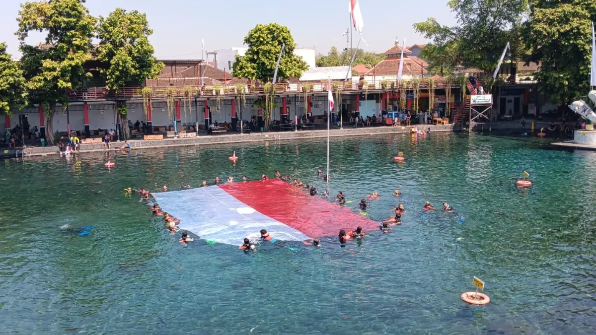 45 penyelam membentangkan bendera merah putih raksasa di Umbul Ponggok, Desa Ponggok, Kecamatan Polanharjo, Klaten, Minggu (9/8/2026). (ANGGA PURENDA/RADAR SOLO)