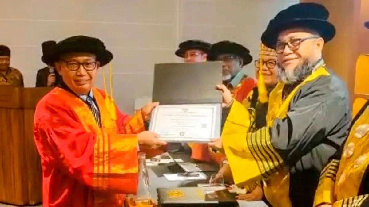 BANGGA: Prof. Dr. H. Katno Hadi dikukuhkan sebagai guru besar ASEAN University International (AUI) Malaysia pada 4 Agustus lalu. (ISTIMEWA)