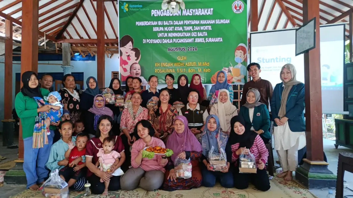 ‎BERSINERGI: Dosen Kebidanan Poltekkes Surakarta bekerja sama dengan mahasiswa Teknologi Pangan Universitas Slamet Riyadi menggelar pengabdian kepada masyarakat di Posyandu Dahlia, Pucangsawit, Solo, Minggu (9/8). (‎ALFIDA NURCHOLISAH/RADAR SOLO)