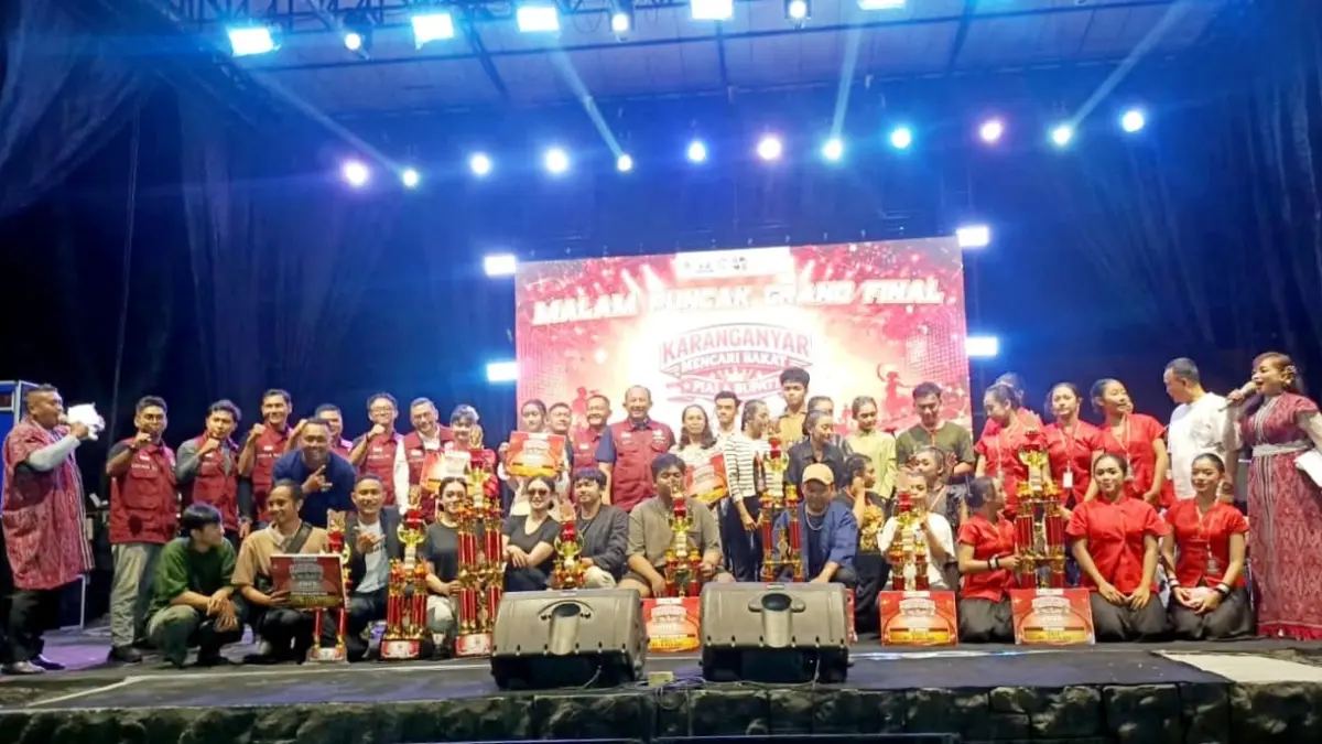 Bupati Karanganyar Rober Christanto bersama pemenang Karanganyar Mencari Bakat 2026. (Rudi Hartono/Radar Solo)