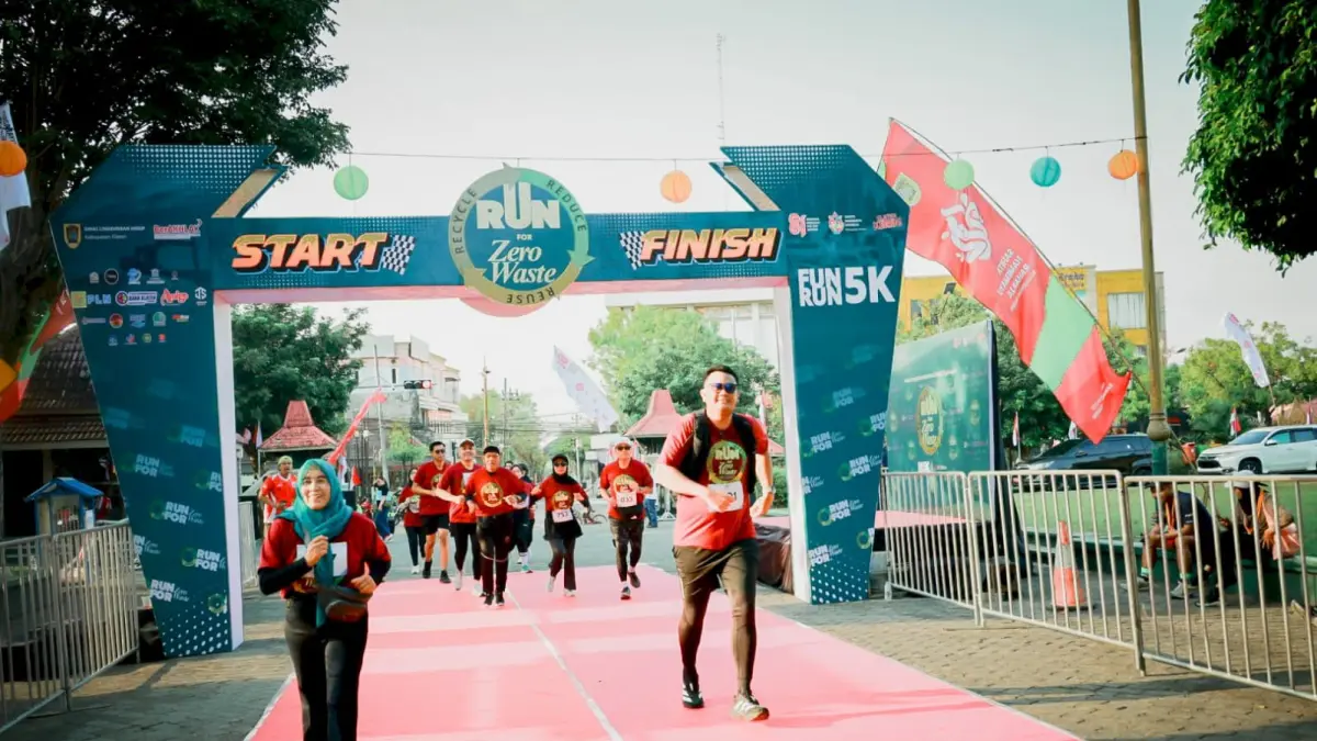 Bupati Klaten Hamenang Wajar Ismoyo ikut Kegiatan Run for Zero Waste yang digelar Dinas Lingkungan Hidup (DLH), Sabtu (8/8/2026). (Dokumentasi Bagian Prokopim Setda Klaten) 
