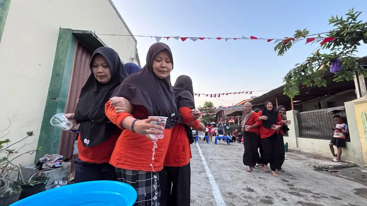 CERIA: Ibu-IBU RT 06 Rw 11 Ngasem Baru Karanganyar meriahkan HUT RI Ke-81 dengan lomba estafet air dan daster balon, Minggu (9/8). (ARIEF BUDIMAN/RADAR SOLO)