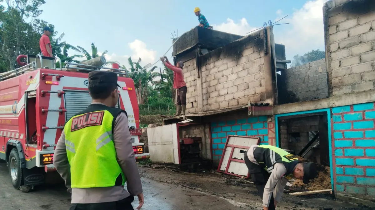 Kandang ternak ayam di Dusun Ngrapah Desa Setren, Kecamatan Slogohimo, Wonogiri terbakar, Sabtu (8/8/2026). (IWAN ADI/RADAR SOLO) 