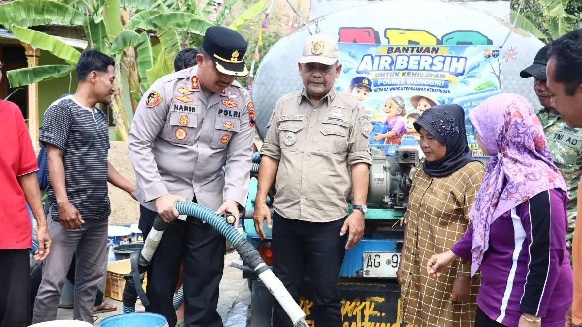 Kapolres Wonogiri AKBP Haris Munandar bantu air bersih bagi warga Lingkungan Sembung, Kelurahan Girikikis, Kecamatan Giriwoyo, Wonogiri. (DOK.POLRES WONOGIRI) 
