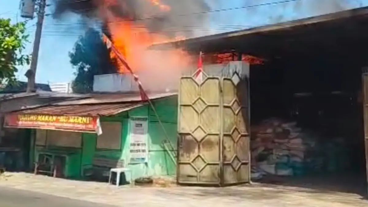 Kebakaran terjadi di sebuah pabrik di Jalan Tentara Genie Pelajar, Kelurahan Mojosongo, Kecamatan Jebres, Minggu (9/8) siang.