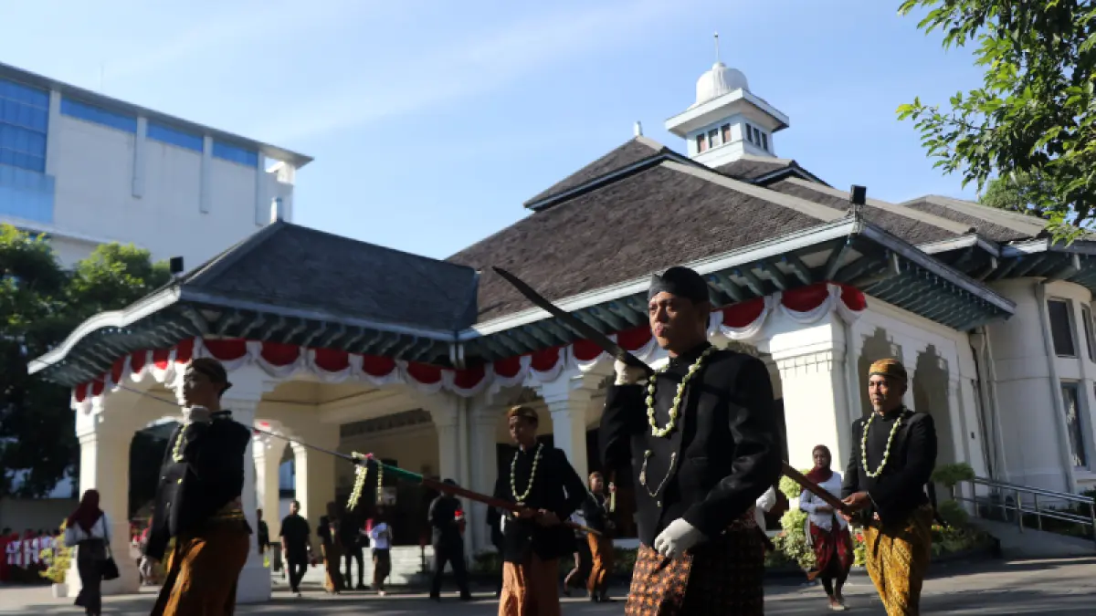 KOLEKSI: Peserta kirab budaya peringatan HUT Ke-9 Museum Keris Nusantara start dari Loji Gandrung, Minggu (9/8). (ARIEF BUDIMAN/RADAR SOLO)