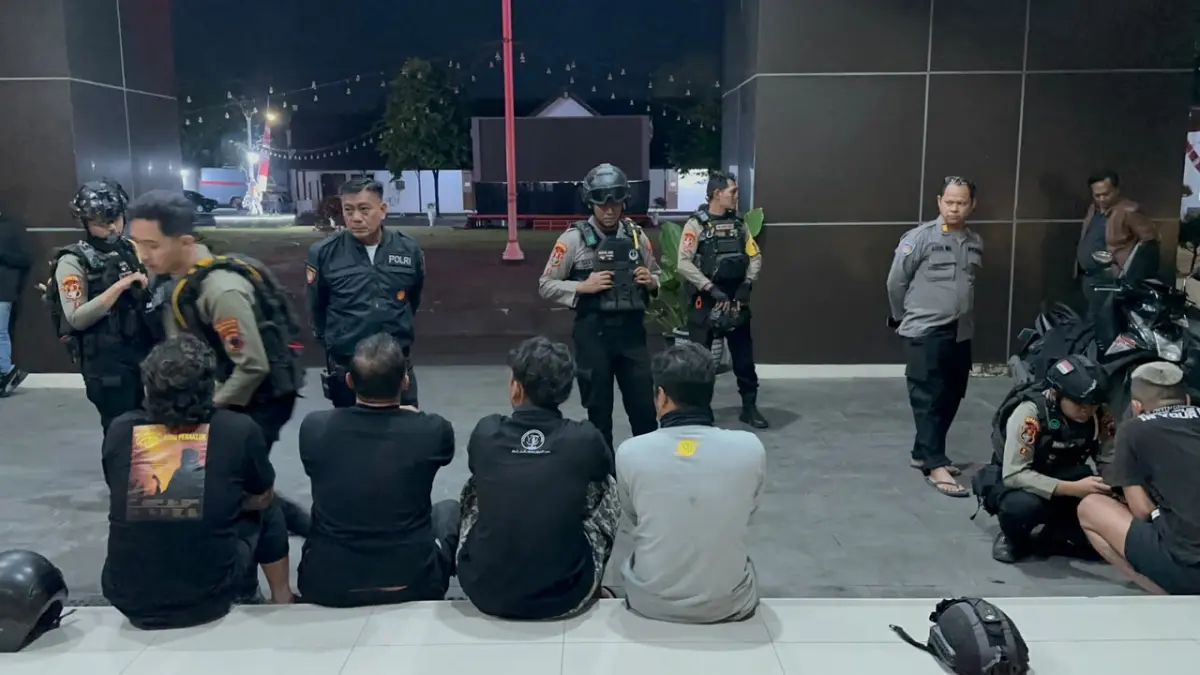 MERESAHKAN: Tim Sparta mengamankan beberapa pemuda usai melakukan intimidasi ke warga Karangasem, Laweyan, Minggu dini hari (9/8/2026). (ISTIMEWA)