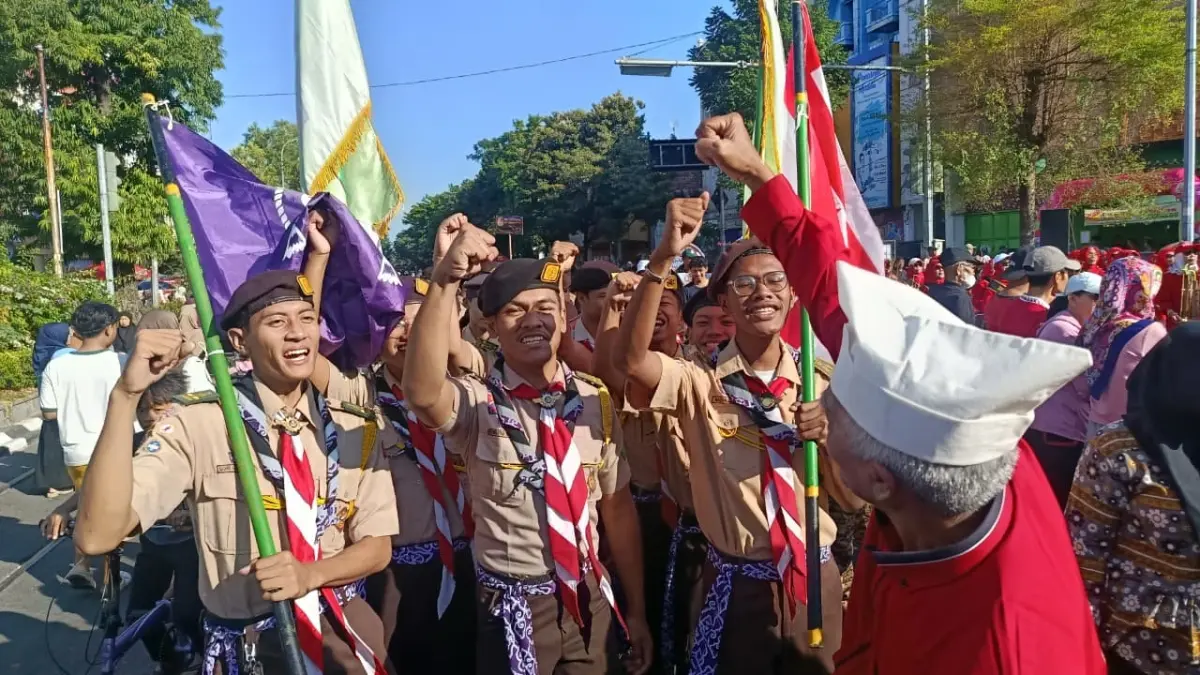 MERIAH: Parade Pramuka ramaikan CFD Solo, kemarin pagi. Ini dalam rangka peringatan Hari Pramuka ke-65 Kwartir Cabang (Kwarcab) Kota Solo.