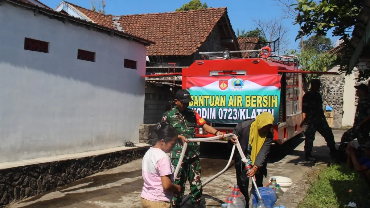 Penyalurah air bersih oleh Kodim 0723/Klaten di Desa Tegalmulyo, Kecamatan Kemalang, Rabu (5/8/2026). (Dokumentasi Kodim Klaten)