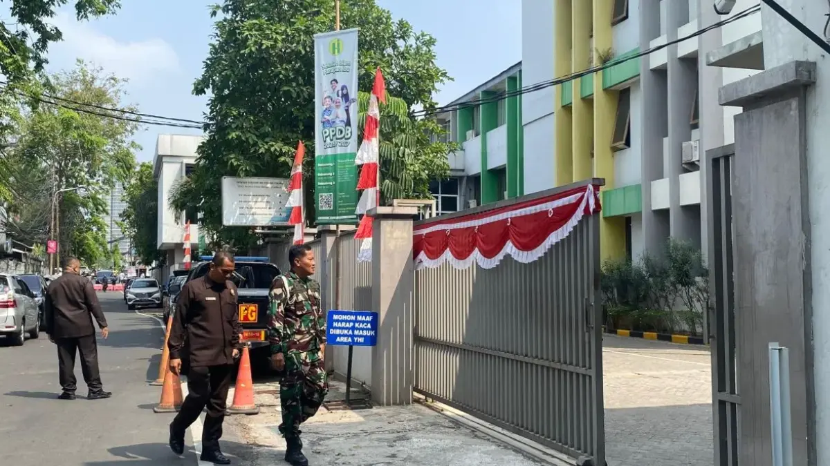 Potret sekolah di Jaksel dengan temuan 995 pucuk senjata, amunisi, aksesori senjata, alat pembuat peluru, VCD porno hingga barang yang diduga narkoba, Jumat (7/8/2026). (ANTARA/Luthfia Miranda Putri)