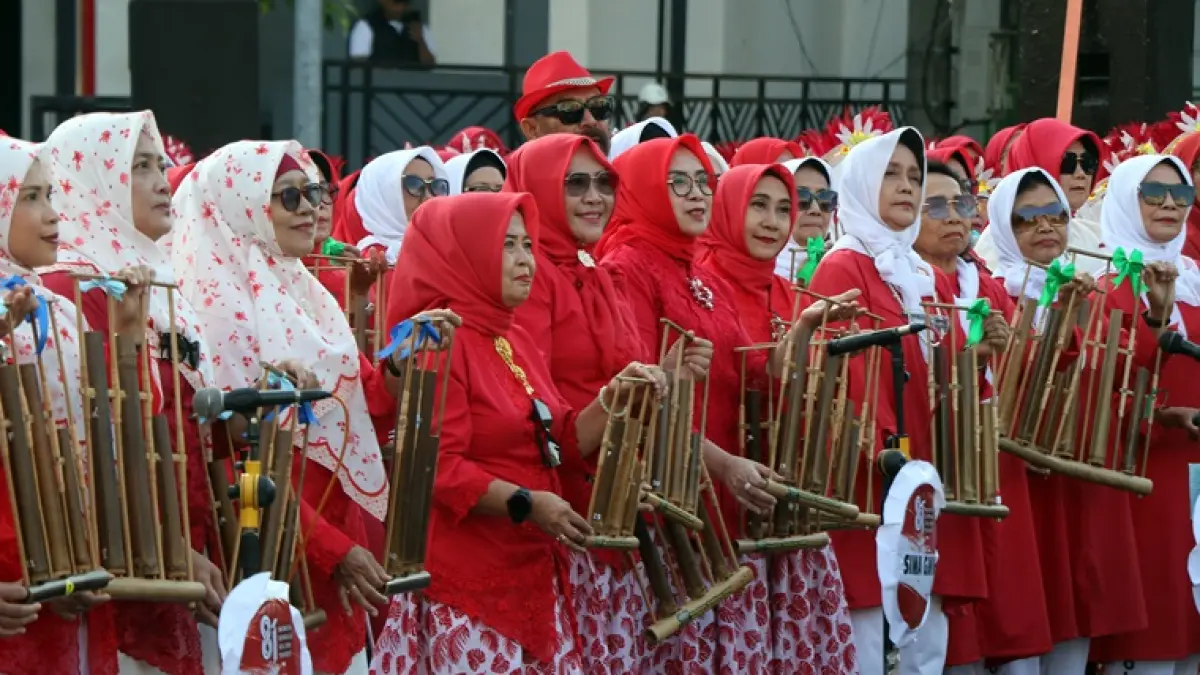 Ratusan lansia memainkan angklung di gelaran Solo CFD Jalan Slamet Riyadi, Minggu pagi (9/8). (ARIEF BUDIMAN/RADAR SOLO)