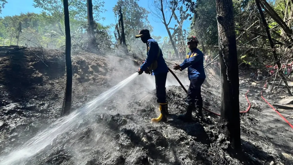 Tumpukan barang rosok di kawasan Singosaren, Desa Singosari, Mojosongo, Boyolali ludes terbakar, Minggu (9/8/2026). (DOK.DAMKAR BOYOLALI)