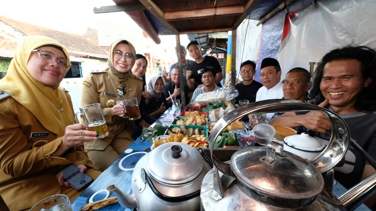 Wakil Wali Kota Surakarta Astrid Widayani menikmati menu wedangan di Kampung Tegal Mulyo, Purwosari bersama warga dan tokoh masyarakat. (DOK. HUMAS PEMKOT SOLO)