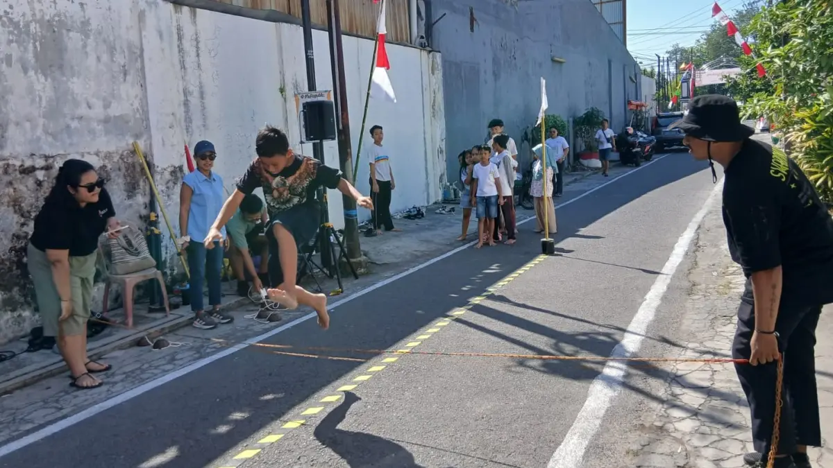 Warga RT 05 RW 03 Kampung Begalon, Kelurahan Panularan, Kecamatan Laweyan menghidupkan suasana guyub kampung melalui Gumregah Nusantara: Festival Kemerdekaan, Minggu (8/9/2026). (ISTIMEWA)