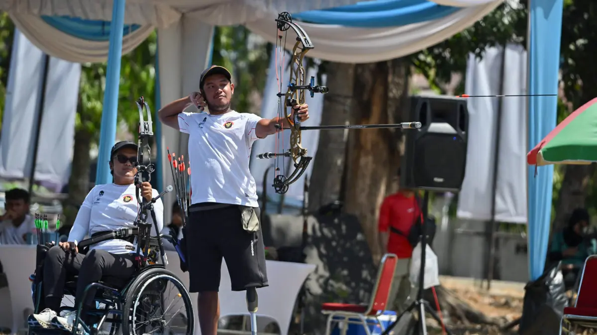 Atlet para panahan Indonesia, Ken Swagumilang (kanan) dan Teodora Audi (kiri) dalam kejuaraan Para-meter Archery Indonesia Open 2026 di lapangan FKIP UNS Surakarta, Jawa Tengah, (9/8/2026). Ken dan Audi berhasil meraih medali emas Compound Mixed Team. NPC INDONESIA/Agung Wahyudi