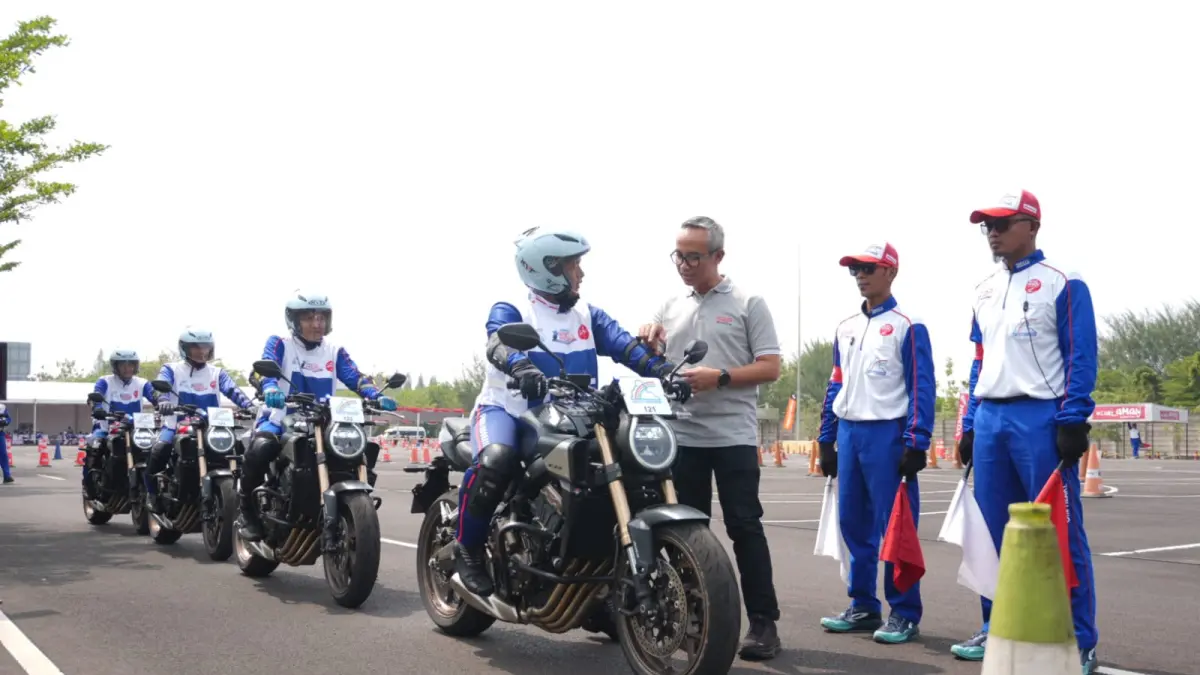 General Manager Corporate Communication AHM - Ahmad Muhibbuddin meninjau kegiatan kompetisi The 17th Astra Honda Safety Riding Instructors Competition (AHSRIC) 2026 yang diselenggarakan di Astra Honda Motor Safety Riding Training Center, Deltamas,Jawa Barat (07/08). (Dok.AHM)