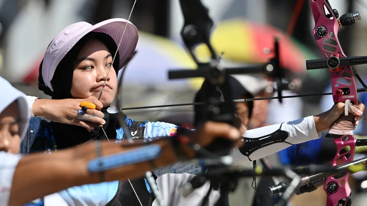 Atlet panahan Surakarta, Assyifa Putri El Zahra membidik target dalam kejuaraan dalam kejuaraan Para-meter Archery Indonesia Open 2026 di lapangan FKIP UNS Surakarta, Jawa Tengah, (9/8/2026). Zahra berhasil meraih medali perak nomor Recurve Putri dan medali perunggu di Recurve Mixed Team. (NPC INDONESIA/Agung Wahyudi)