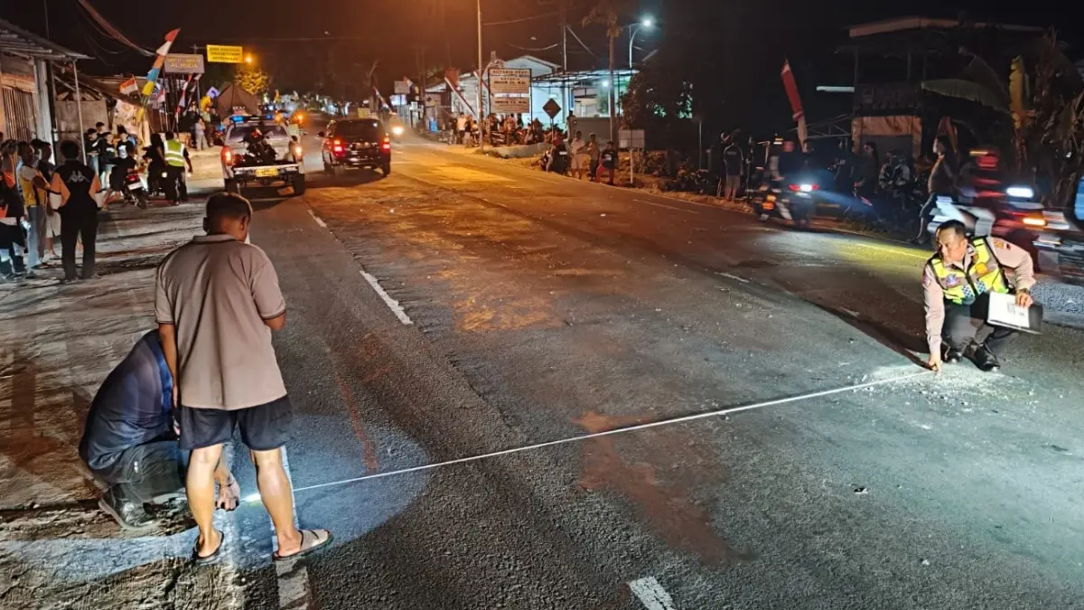 Anggota Satlantas Polres Wonogiri olah TKP kecelakaan di Jalan Raya Wonogiri-Ngadirojo, tepatnya di wilayah Bulusulur, Kecamatan WonogiriM Minggu (9/8/2026) malam. (DOK.POLRES WONOGIRI)