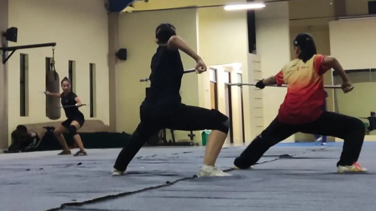 Atlet Sasana Wushu PMS Solo menjalani latihan untuk persiapan terjun di ajang Porprov Jateng 2026. (Hernindya Jalu/Radar Solo)