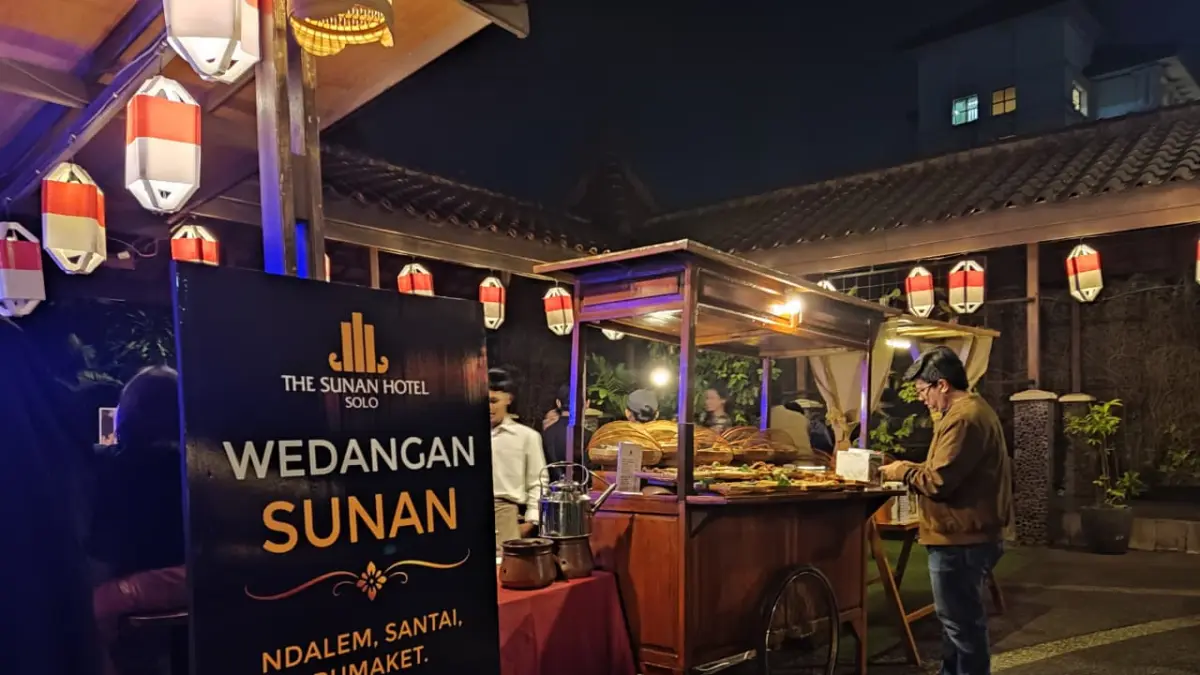 BANYAK PILIHAN: Pengunjung menikmati menu yang ada di Wedangan Sunan di The Sunan Hotel Solo. (istimewa)