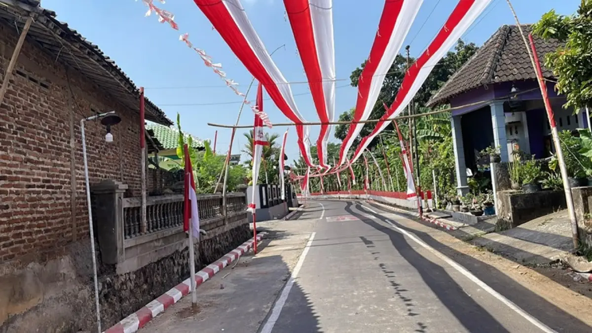 Bendera sepanjang 1 km, lengkap dengan pernak-perniknya menghiasi jalanan Dusun Jetis, Desa Pondok, Kecamatan Nguter, Sukoharjo, Senin (10/8). (IWAN KAWUL/RADAR SOLO)