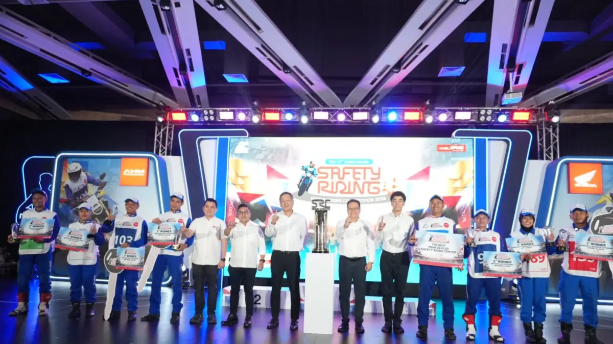 Jajaran manajemen AHM, President Director AHM – Yuichi Shimizu, Executive Vice President Director AHM - Thomas Wijaya, Marketing Director AHM - Octavianus Dwi dan Marketing Director AHM - Naoki Kajino berfoto bersama para pemenang The 17th Astra Honda Safety Riding Instructors Competition (AHSRIC) 2026 (07/08). (Dok.AHM)