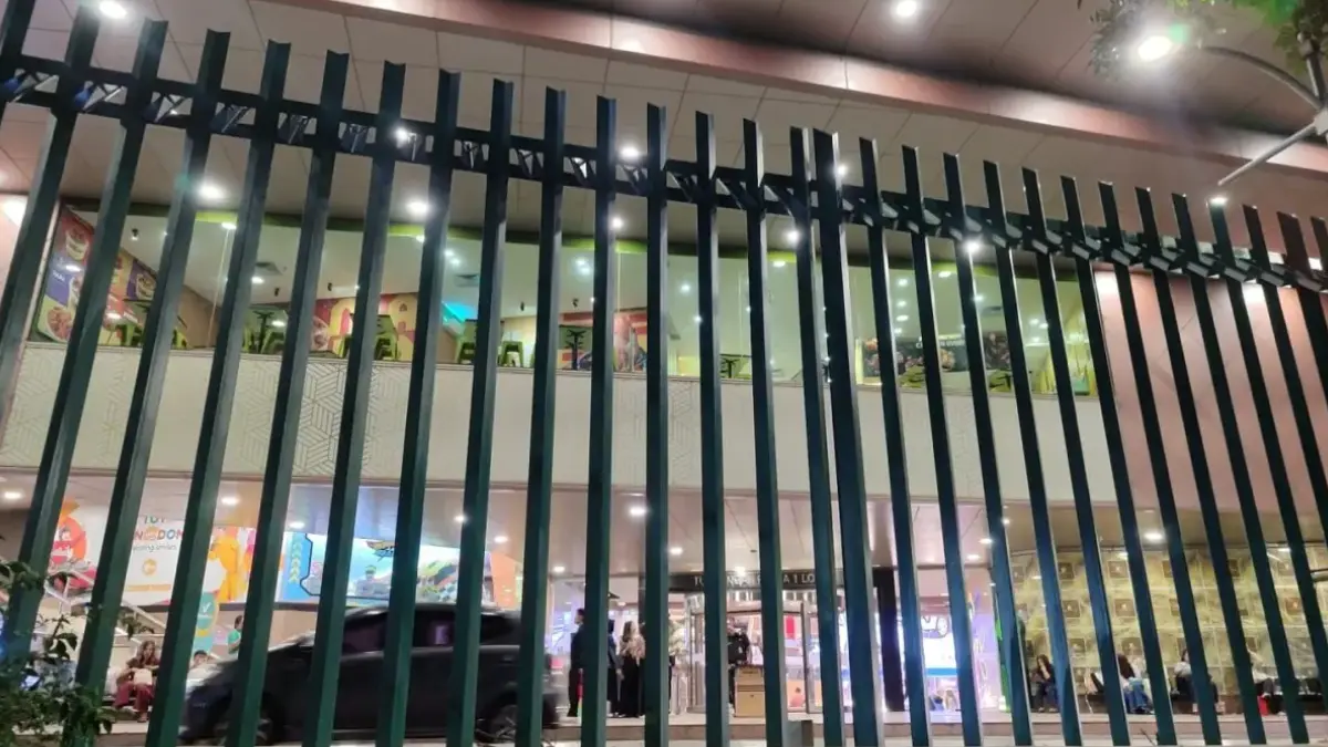 Ilustrasi pagar tinggi yang dipasang pengelola mall di Tunjungan Plaza Surabaya. (JawaPos.com)