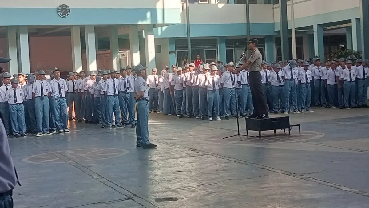 Kapolsek Boyolali Kota AKP Andy Setiawan memberikan edukasi serta pembinaan kepada para siswa SMK Muhammadiyah 4 Boyolali, Senin (10/8/2026). (ABDUL KHOFID/RADAR SOLO)