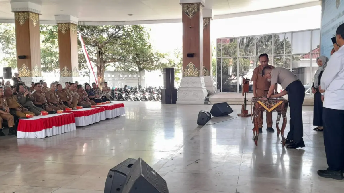 Kepala desa mengikuti sosialisasi pilkades di Pendopo Rumdin Bupati Karanganyar, Senin (10/8/2026) siang. (Rudi Hartono/Radar Solo)