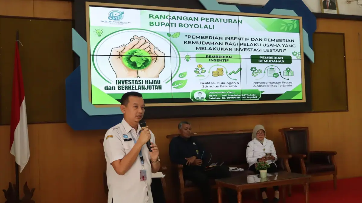 Kepala DPMPTSP Boyolali Dwi Sundarto beri paparan dalam acara Seminar Investasi Hijau dan Berkelanjutan belum lama ini. (ABDUL KHOFID/RADAR SOLO)