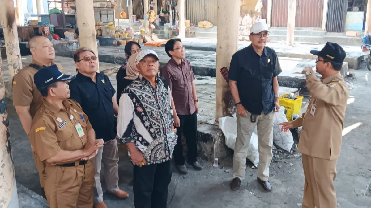Ketua Komisi II DPRD Klaten Agus Riyanto beserta rombongan saat melakukan kunjungan lapangan ke Pasar Sidoharjo, Desa Paseban, Kecamatan Bayat, Senin (10/8/2026). (Angga Purenda/Radar Solo)