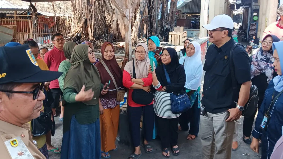 Ketua Komisi II DPRD Klaten Agus Riyanto beserta rombongan saat melakukan dialog dengan para pedagang terdampak kebakaran dalam kunjungan lapangan ke Pasar Sidoharjo, Desa Paseban, Kecamatan Bayat, Senin (10/8/2026). (Angga Purenda/Radar Solo)
