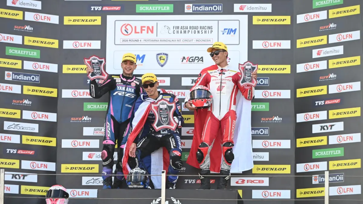 Pebalap AHRT Herjun Atna Firdaus (kanan) finis di posisi ketiga pada Race 2 kelas SS600 ARRC 2026 di Pertamina Mandalika International Circuit, Lombok, NTB, Minggu (9/8). (Dok.AHRT)