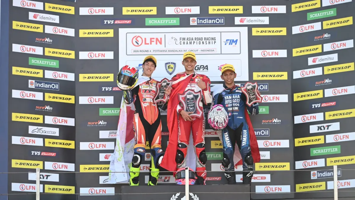 Pebalap AHRT Irfan Ardiansyah (tengah) meraih podium pertama pada Race 2 kelas AP250 ARRC 2026 di Pertamina Mandalika International Circuit, Lombok, NTB, Minggu (9/8). (Dok.AHRT)