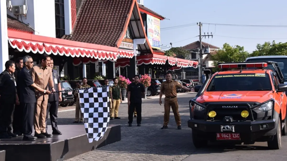 Plt Bupati Sukoharjo Eko Sapto Purnomo melepas armada bantuan air bersih hasil patungan ASN, Senin (10/8). (IWAN KAWUL/RADAR SOLO)