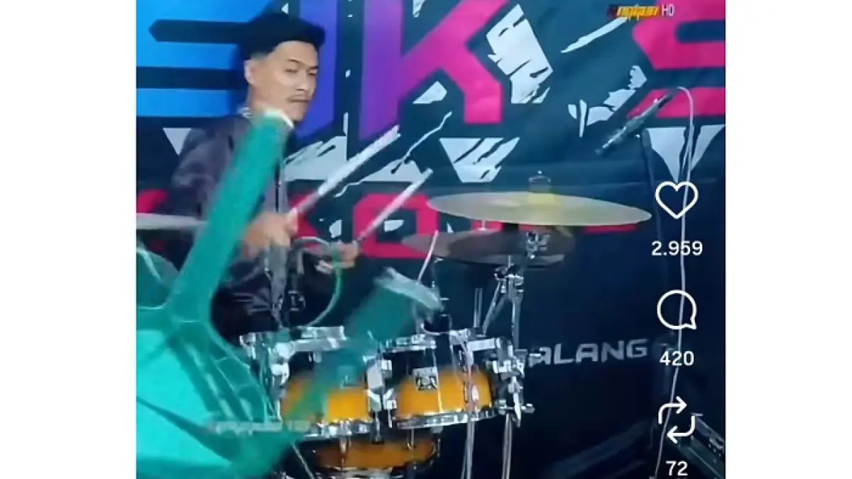 Tangkapan layar pemain drum menghindari lemparan kursi saat kericuhan acara hajatan di Desa Klandungan, Kecamatan Ngrampal, Sragen, Minggu (9/8/2026) dini hari. (Ist) 