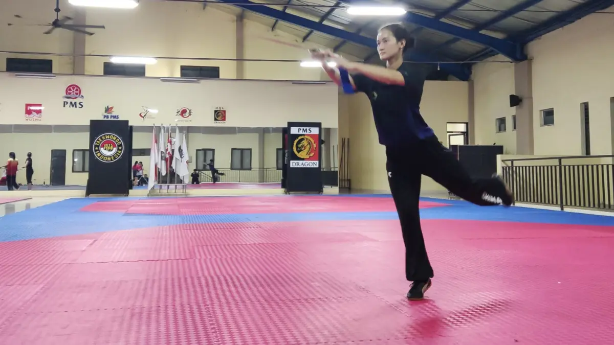Atlet wushu Kota Solo tengah berlatih di sasana PMS, belum lama ini. (Hernindya Jalu/Radar Solo) 