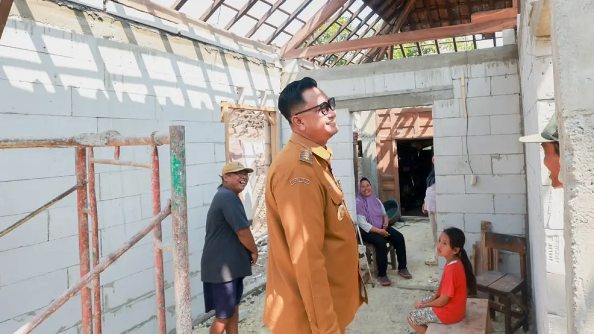 Bupati Klaten Hamenang Wajar Ismoyo saat meninjau pelaksanaan program rehab RTLH di Desa Sajen, Kecamatan Trucuk, Senin (10/8/2026). (Dok.Bagian Prokopim Setda Klaten)
